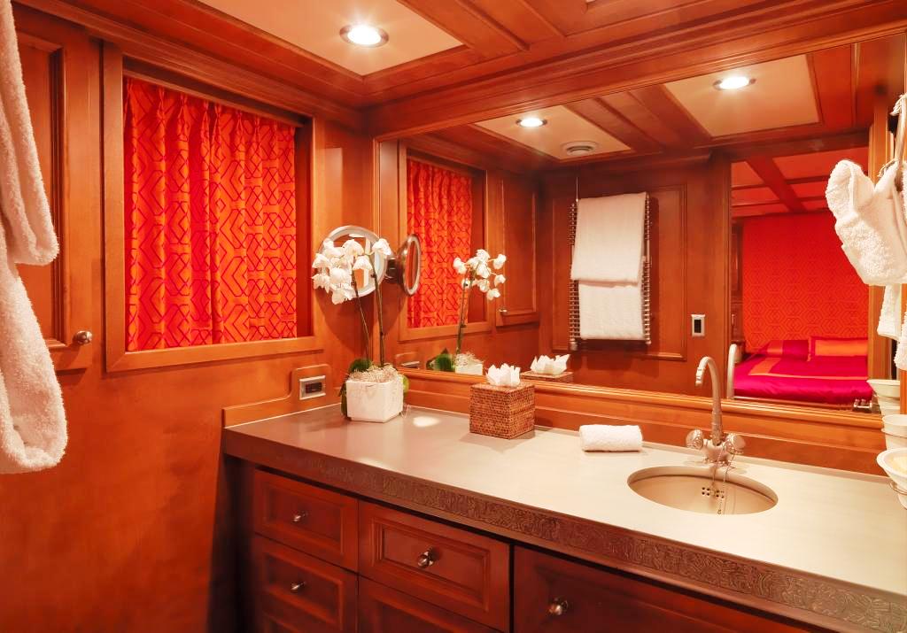 Yacht Expedition VOYAGER, Explorer Superyacht CHARTERWORLD Luxury